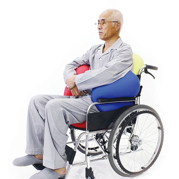 体にフィットする穴あき枕