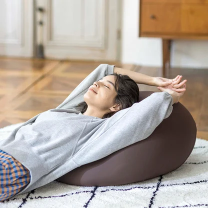 側面は伸縮性のない帆布生地なので、しっかりした背もたれに。