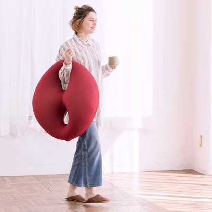 ビッグでも軽々、穴に腕を通して持ち運びしやすいのもうれしい。